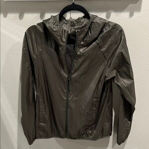 Uniqlo lightweight rain shell in dark green- women’s large